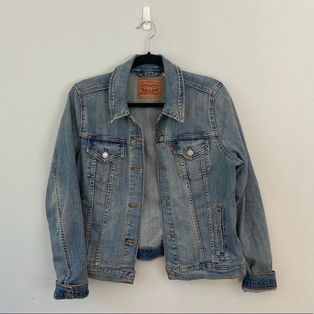 ✨Barely worn Levi’s jean jacket✨